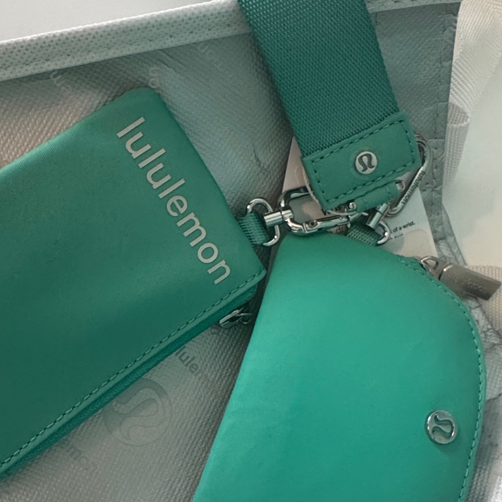 Lululemon duel pouch wristlet